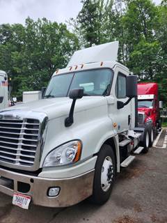 Freightliner Cascadia 125 Day Cab Truck - 455HP, 10 Speed Manual