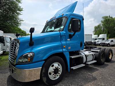 Freightliner Cascadia 125 Day Cab Truck - 455HP, 12 Speed Automatic