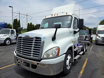 Freightliner Cascadia 125 Day Cab Truck - 450HP, 12 Speed Automatic