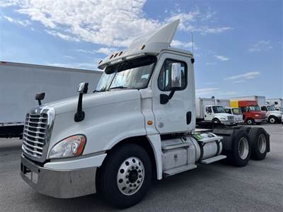 Freightliner Cascadia 125 Day Cab Truck - 450HP, 12 Speed Automatic