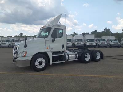 Freightliner Cascadia 125 Day Cab Truck - 455HP, 10 Speed Automatic