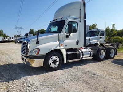 Freightliner Cascadia 125 Day Cab Truck - 455HP, 12 Speed Automatic
