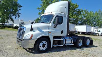 Freightliner Cascadia 125 Day Cab Truck - 455HP, 12 Speed Manual