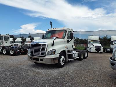 Freightliner Cascadia 125 Day Cab Truck - 455HP, 10 Speed Manual