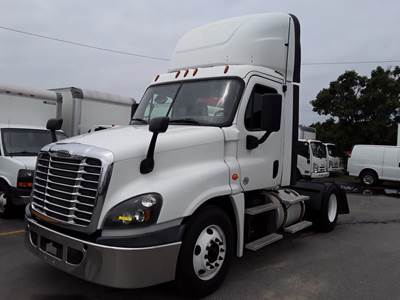 Freightliner Cascadia 125 Single Axle Day Cab Truck - 450HP, 10 Speed Manual