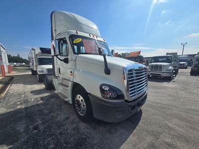 Freightliner Cascadia 125 Single Axle Day Cab Truck - 400HP, 10 Speed Automatic