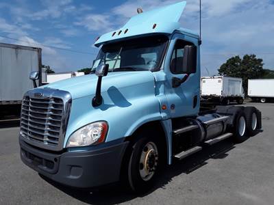 Freightliner Cascadia 125 Day Cab Truck - 455HP, 10 Speed Manual