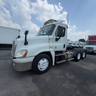 Freightliner Cascadia 125 Day Cab Truck - 450HP, 12 Speed Automatic