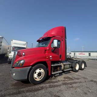 Freightliner Cascadia 125 Day Cab Truck - 450HP, 12 Speed Automatic