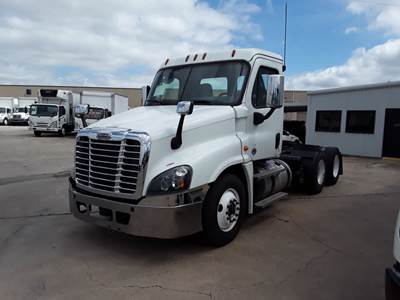 Freightliner Cascadia 125 Day Cab Truck - 455HP, 12 Speed Automatic
