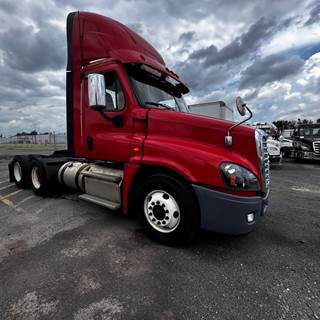 Freightliner Cascadia 125 Day Cab Truck - 450HP, 12 Speed Automatic