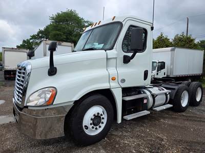 Freightliner Cascadia 125 Day Cab Truck - 450HP, 12 Speed Automatic