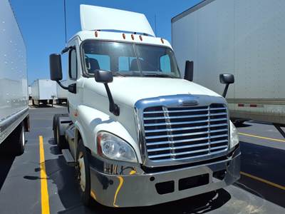Freightliner Cascadia 125 Day Cab Truck - 450HP, 12 Speed Automatic