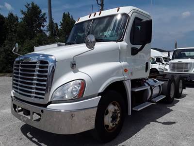 Freightliner Cascadia 125 Day Cab Truck - 455HP, 13 Speed Automatic