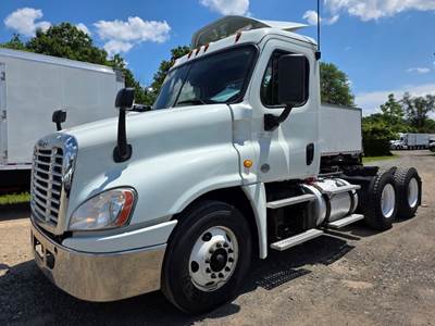 Freightliner Cascadia 125 Day Cab Truck - 450HP, 12 Speed Automatic