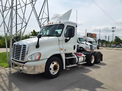 Freightliner Cascadia 125 Day Cab Truck - 450HP, 12 Speed Automatic