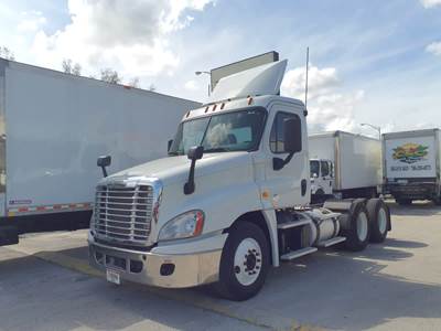 Freightliner Cascadia 125 Day Cab Truck - 450HP, 12 Speed Automatic