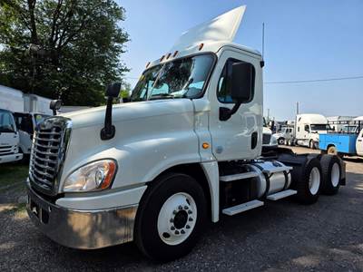 Freightliner Cascadia 125 Day Cab Truck - 450HP, 12 Speed Automatic