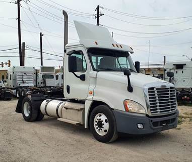 Freightliner Cascadia 125 Single Axle Day Cab Truck - 450HP, 10 Speed Manual
