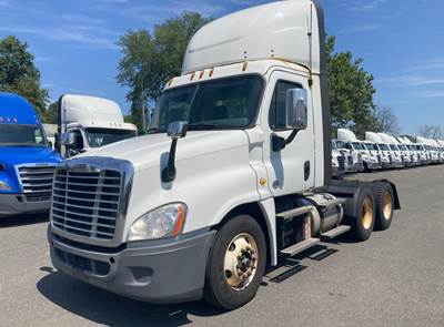 Freightliner Cascadia 125 Day Cab Truck - 455HP, 10 Speed Manual