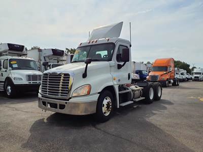 Freightliner Cascadia 125 Day Cab Truck - 450HP, 12 Speed Automatic