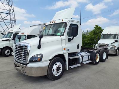 Freightliner Cascadia 125 Day Cab Truck - 450HP, 12 Speed Automatic