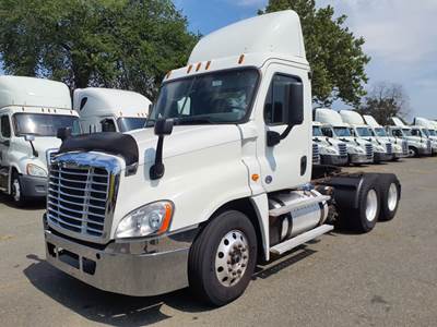 Freightliner Cascadia 125 Day Cab Truck - 455HP, 12 Speed Automatic