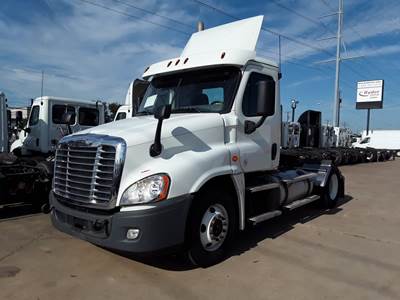 Freightliner Cascadia 125 Single Axle Day Cab Truck - 450HP, 10 Speed Manual