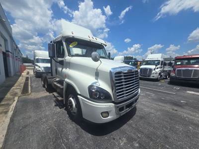 Freightliner Cascadia 125 Day Cab Truck - 455HP, 12 Speed Automatic