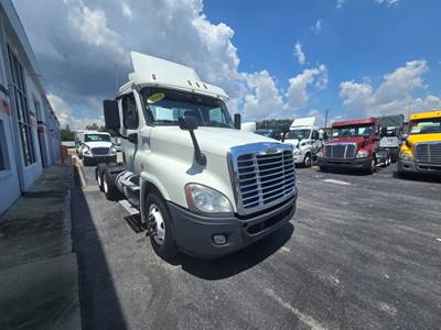 Freightliner Cascadia 125 Day Cab Truck - 450HP, 12 Speed Automatic