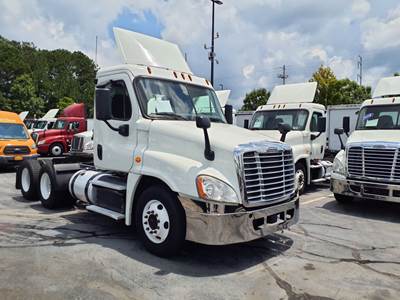 Freightliner Cascadia 125 Day Cab Truck - 450HP, 12 Speed Automatic