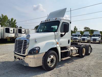 Freightliner Cascadia 125 Day Cab Truck - 455HP, 12 Speed Automatic
