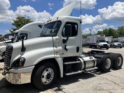 Freightliner Cascadia 125 Day Cab Truck - 450HP, 12 Speed Automatic