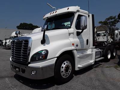 Freightliner Cascadia 125 Day Cab Truck - 455HP, 12 Speed Automatic