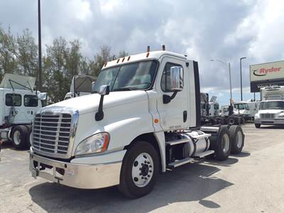 Freightliner Cascadia 125 Day Cab Truck - 455HP, 10 Speed Manual