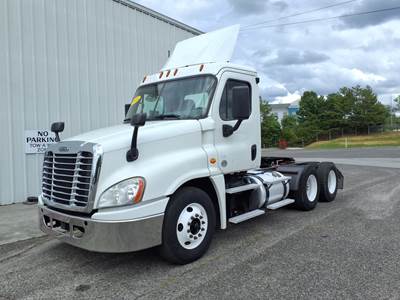 Freightliner Cascadia 125 Day Cab Truck - 450HP, 12 Speed Automatic