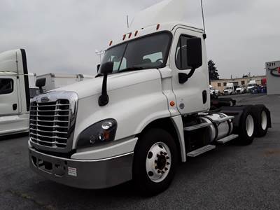 Freightliner Cascadia 125 Day Cab Truck - 450HP, 12 Speed Automatic