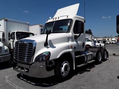Freightliner Cascadia 125 Day Cab Truck - 450HP, 12 Speed Automatic