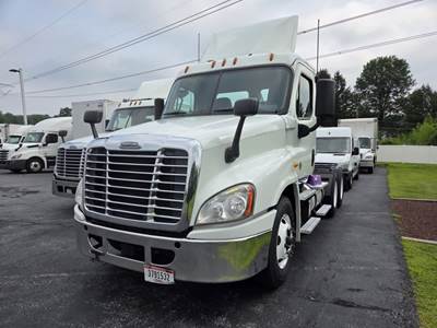 Freightliner Cascadia 125 Day Cab Truck - 450HP, 12 Speed Automatic