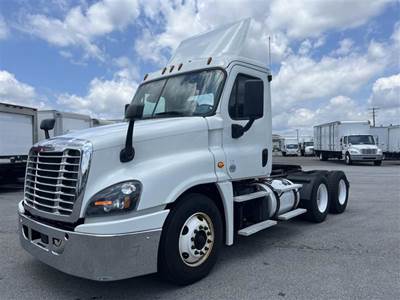 Freightliner Cascadia 125 Day Cab Truck - 455HP, 12 Speed Automatic