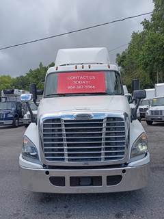 Freightliner Cascadia 125 Day Cab Truck - 450HP, 12 Speed Automatic