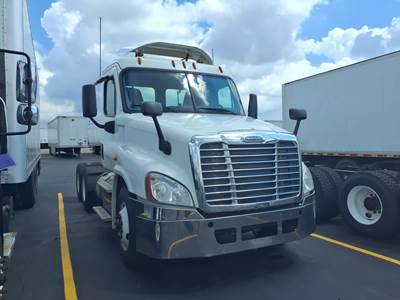 Freightliner Cascadia 125 Day Cab Truck - 450HP, 10 Speed Automatic