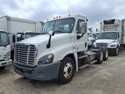 Freightliner Cascadia 125 Day Cab Truck - 475HP, 12 Speed Automatic
