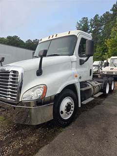 Freightliner Cascadia 125 Day Cab Truck - 455HP, 12 Speed Automatic
