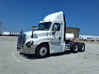 Freightliner Cascadia 125 Day Cab Truck - 455HP, 12 Speed Automatic