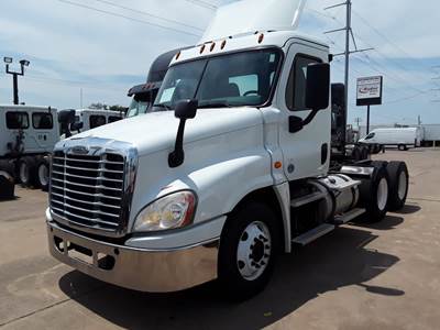 Freightliner Cascadia 125 Day Cab Truck - 450HP, 12 Speed Automatic