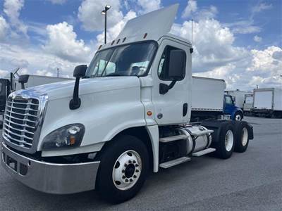 Freightliner Cascadia 125 Day Cab Truck - 455HP, 10 Speed Manual