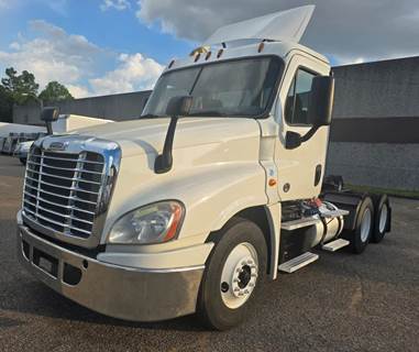Freightliner Cascadia 125 Day Cab Truck - 450HP, 10 Speed Automatic