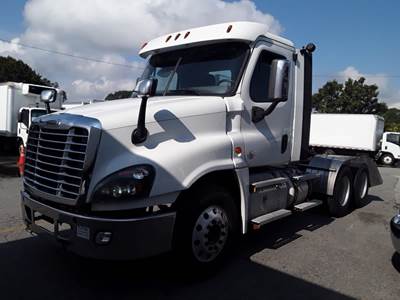 Freightliner Cascadia 125 Day Cab Truck - 505HP, 12 Speed Automatic