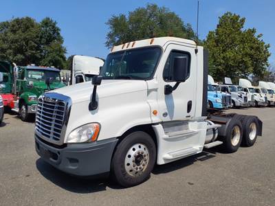 Freightliner Cascadia 125 Day Cab Truck - 455HP, 10 Speed Manual